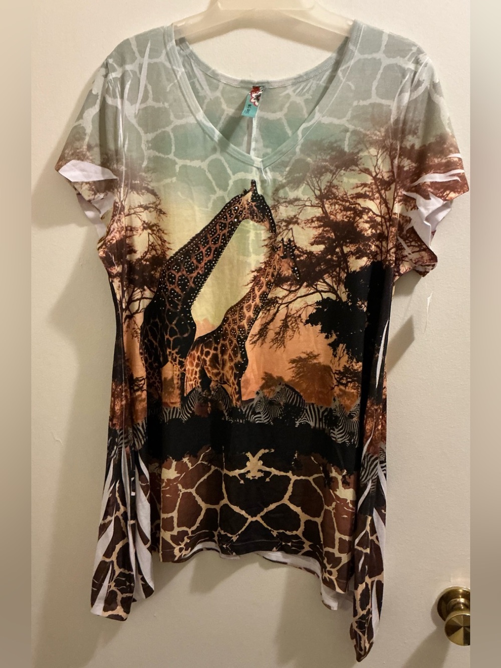 V-Neck Giraffe Savanna Print Short Sleeve Tee - Multicolor